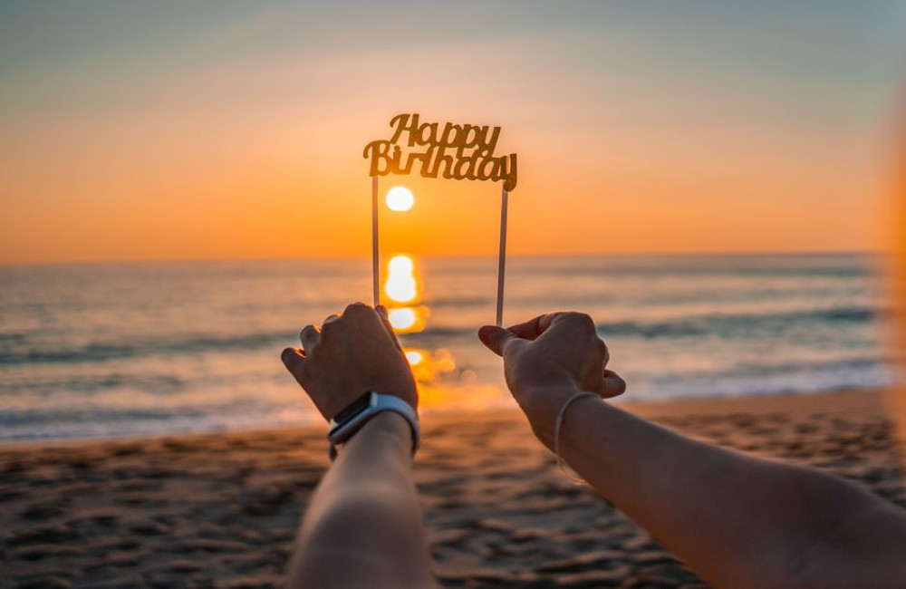 Verjaardag op vakantie vieren: taart, versiering en cadeaus regelen op camping of hotel