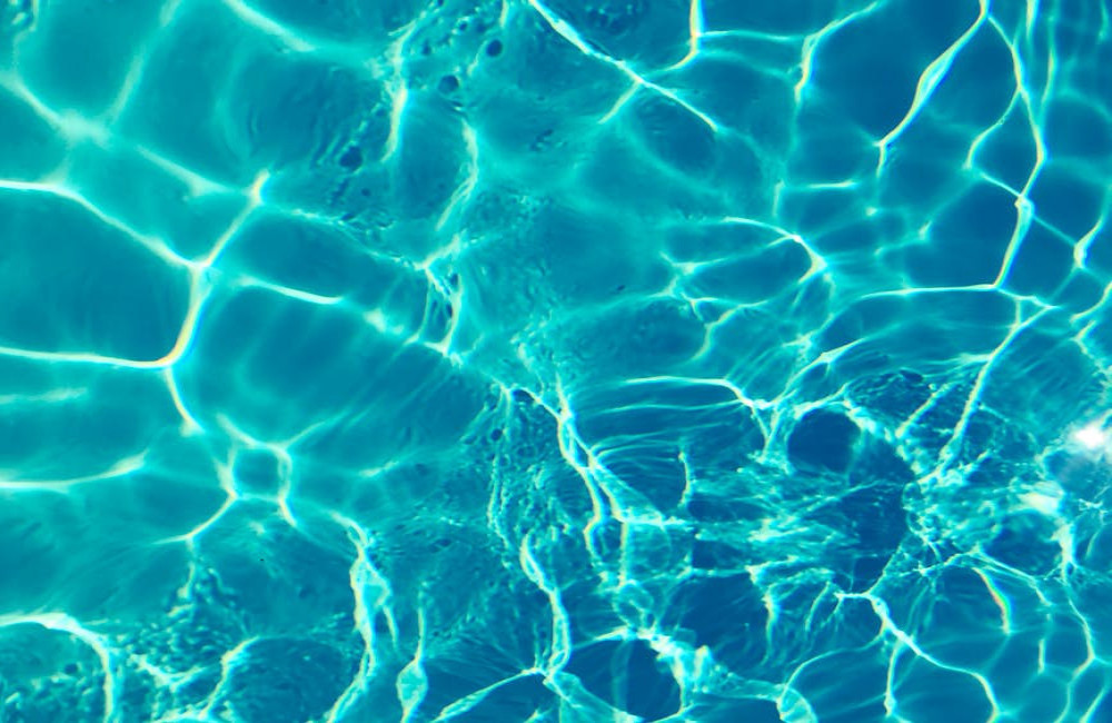 Waarom drijven sommige voorwerpen op water en andere zinken?