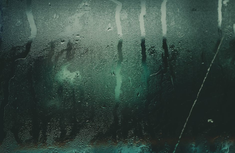 Waarom komt er condens aan de binnenkant van mijn ramen?