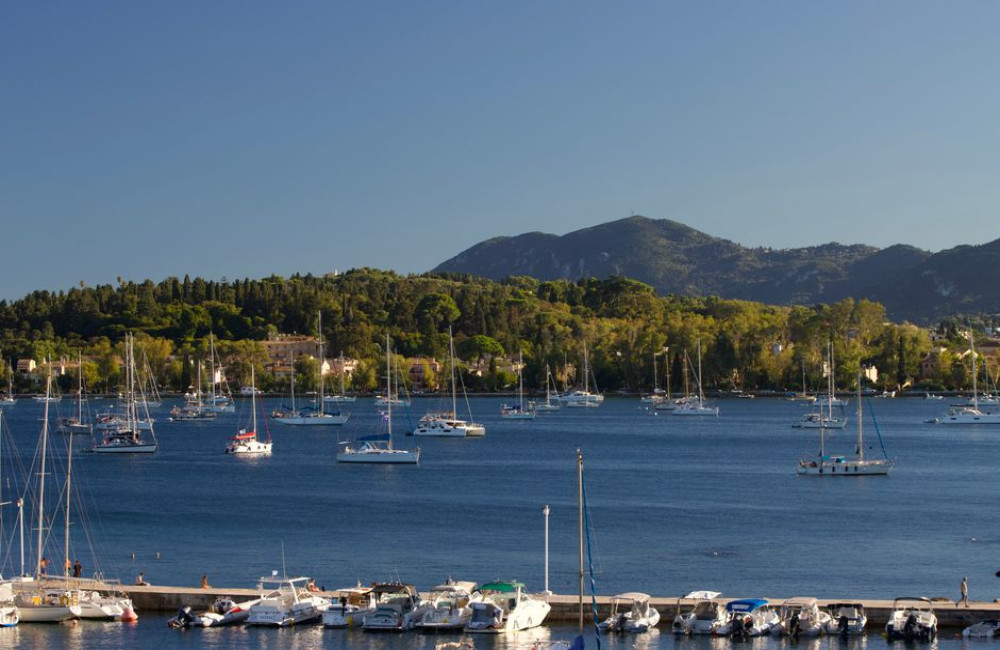 Agios Sostis centrum: klein haventje, eilandje Cameo en rust naast Laganas