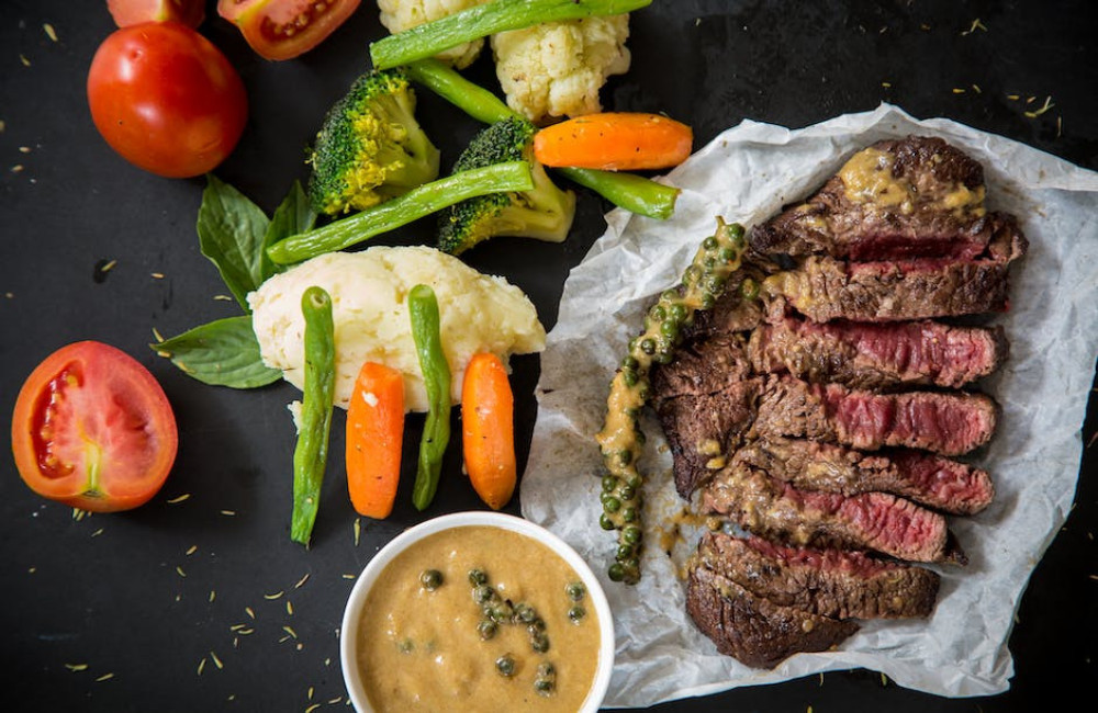Waarom stoppen sommige mensen vlees in water voor het koken?